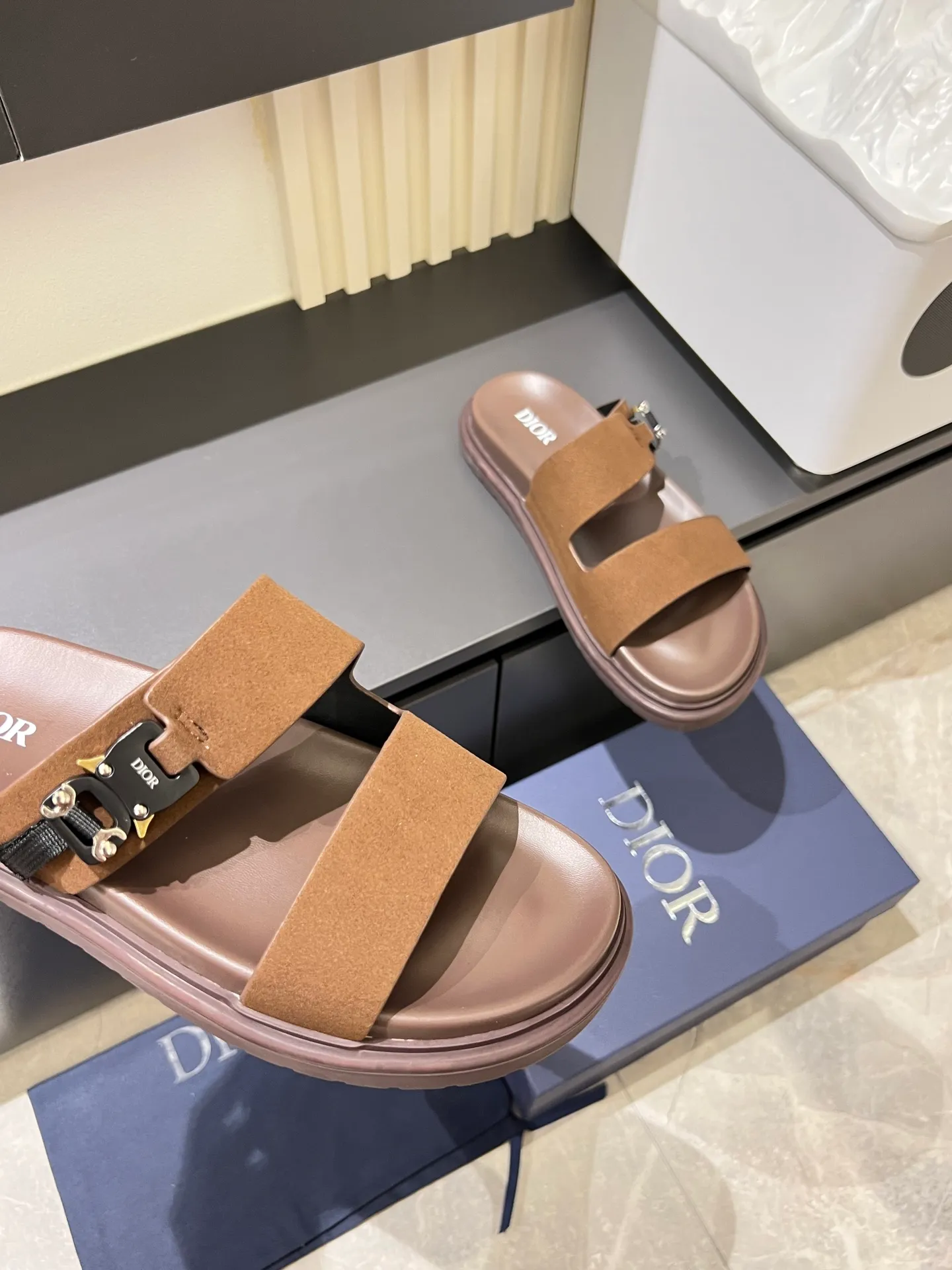 Men's Men's Shoes 💰p320 Dio* Men's Sandals Slippers. Showcasing Dior haute couture design. The Dior gray suede strap is accented with an aluminum Dior buckle for added style. Paired with a comfortable tonal notch sole, they pair easily with shorts or jeans for a sophisticated look. Main body: suede cow leather, technical fabric lining: cow leather, with adjustable straps, aluminum Dior buckle, Dior gray EVA insole, tonal notched rubber outsole splicing structure, size: 38-44 (customized at 45.46)